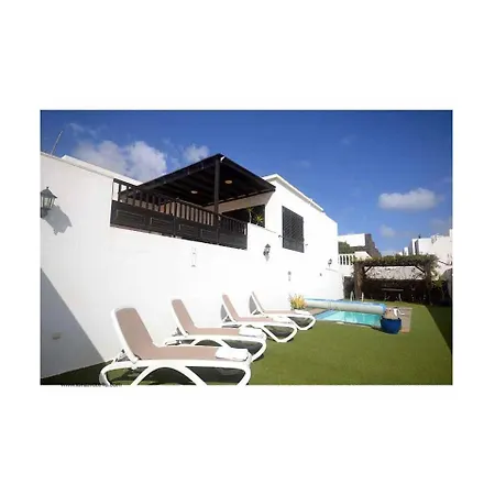 Petunia With Pool Table * Puerto del Carmen (Lanzarote)